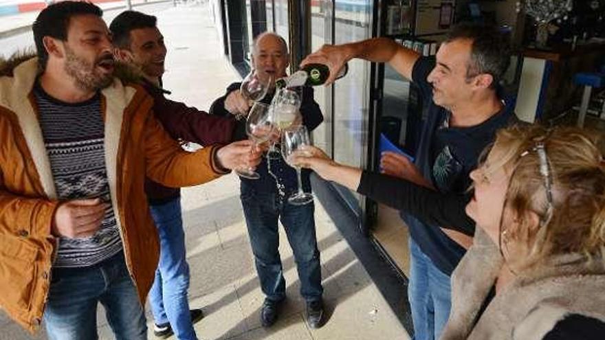 Brindis a la puerta del bar Gran Suqui de Sanxenxo. // G. Santos