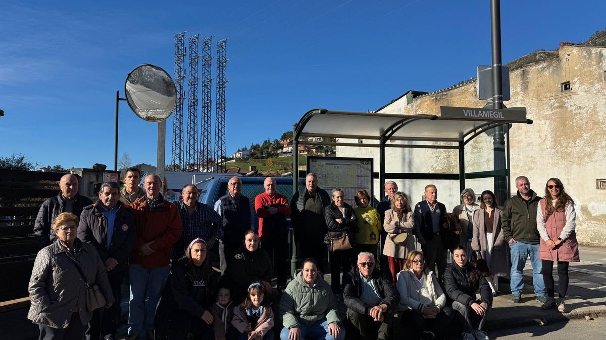 Los vecinos de Fitoria y Villamejil reunidos para exigir la atención de las administraciones.