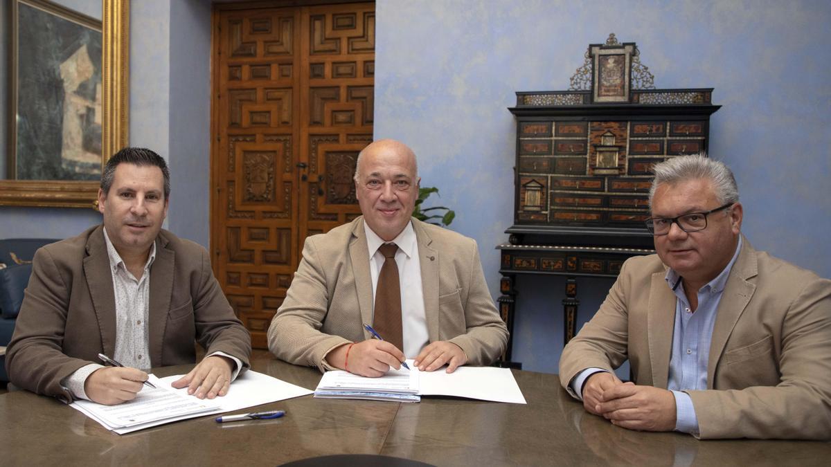 José Ignacio Expósito, Antonio Ruiz y Esteban Morales, en la firma del convenio.