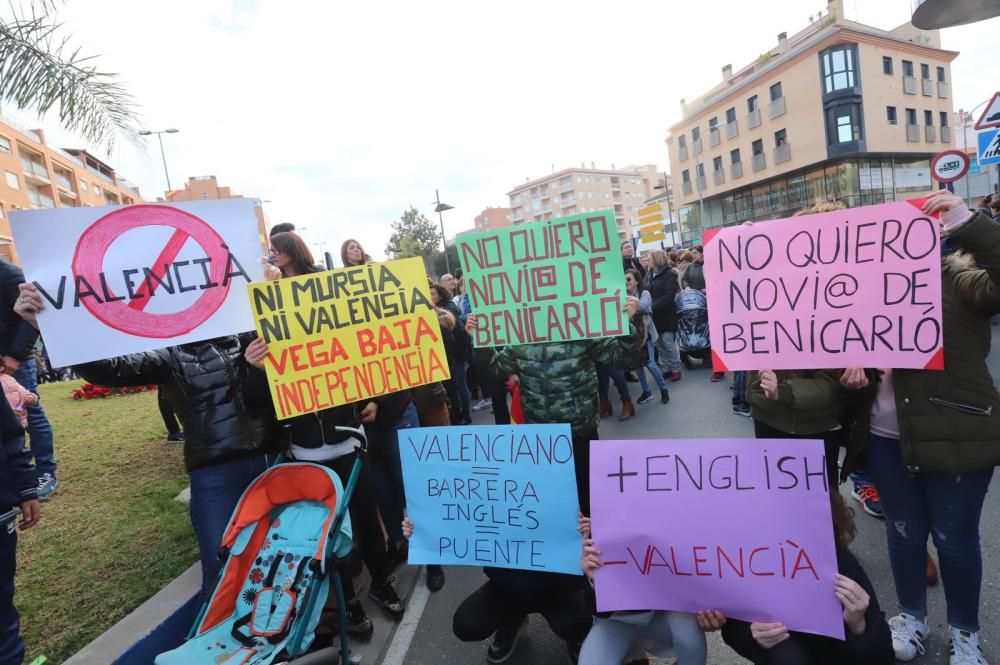 Miles de personas protestan en Orihuela contra la Ley de Plurilingüismo