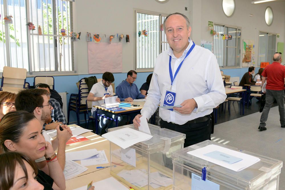 Vicente Ibor (PP) vota en Paiporta.