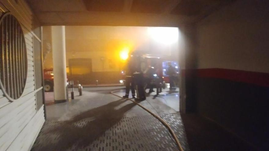 Efectivos de bomberos sofocan el incendio.