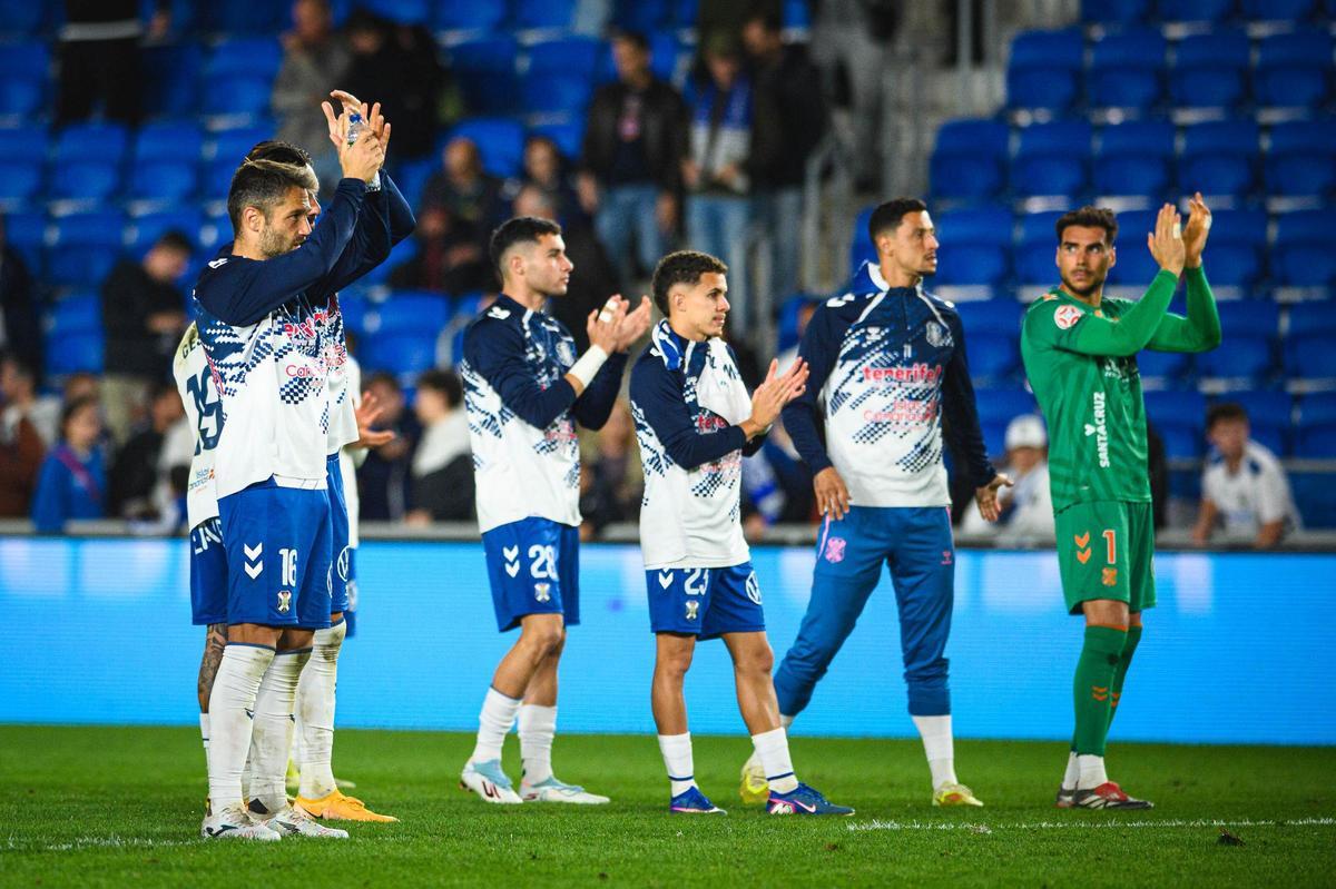 Los jugadores blanquiazules, tras el empate con el Avilés.