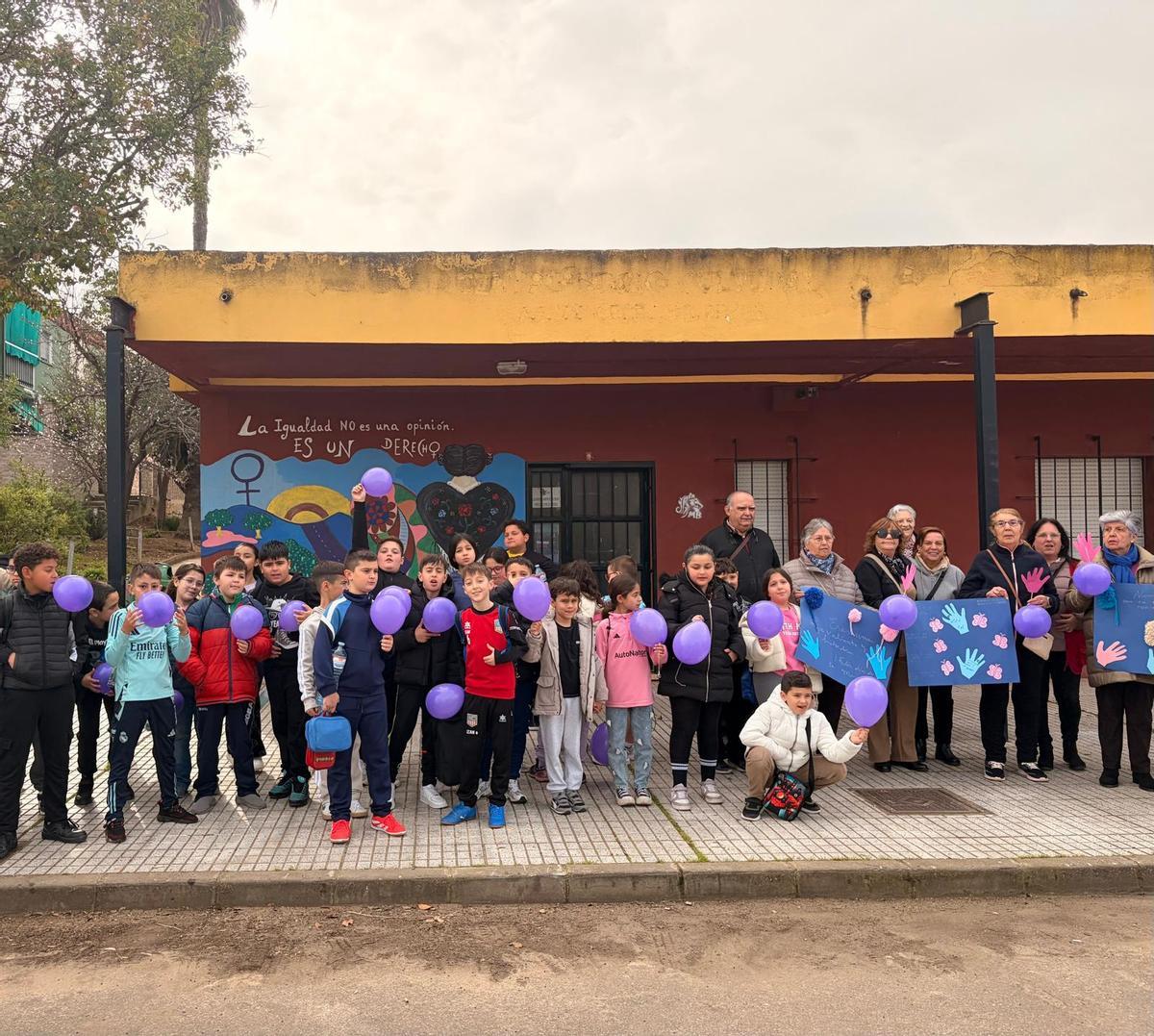 FOTOS | Alumnos de los colegios Cerro de Reyes y Pastor Sito pintan de violeta el barrio por el 8M