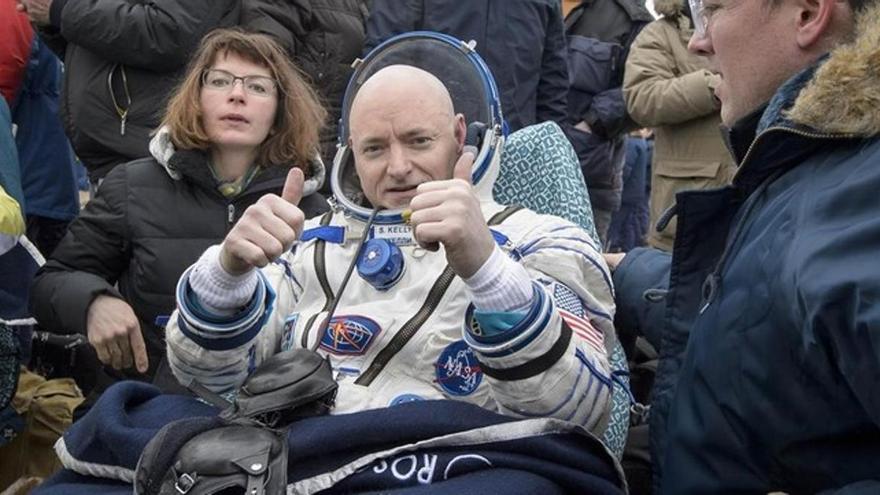 Scott Kelly, astronauta de la NASA, tras aterrizar en la estepa kazaja.