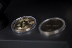 Monedas con el símbolo del bitcoin.