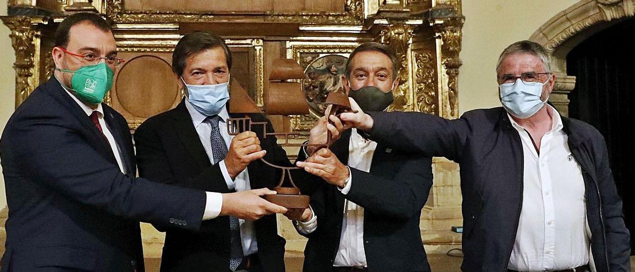 Por la izquierda, Adrián Barbón, el premiado Javier Fernández, Manuel de Barros y Gregorio Pérez, ayer, con el premio  “Carabela” de la  Federación de  Centros Asturianos. | Marcos León