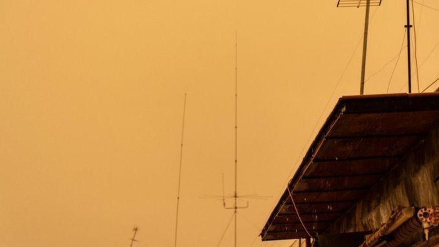 Y el polvo de África dejó el cielo amarillo