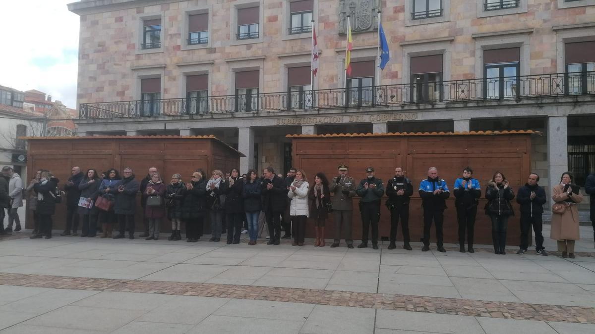 Las autoridades al final del minuto de silencio por los dos asesinatos machistas de enero en la plaza de la Constitución.