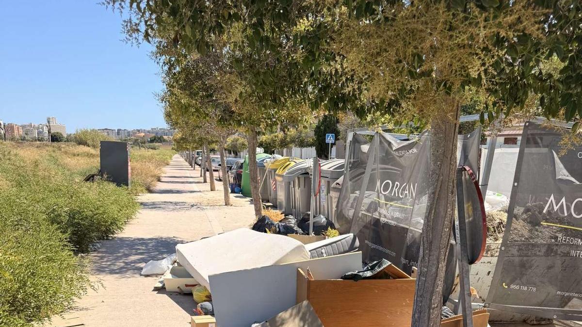 Basura acumulada en la avenida Fotógrafo Francisco Cano, 35, en Alicante