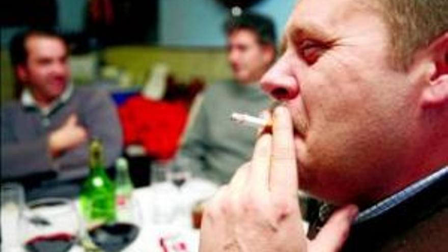 La hostelería alerta de las pérdidas del sector si se prohíbe fumar en sus locales