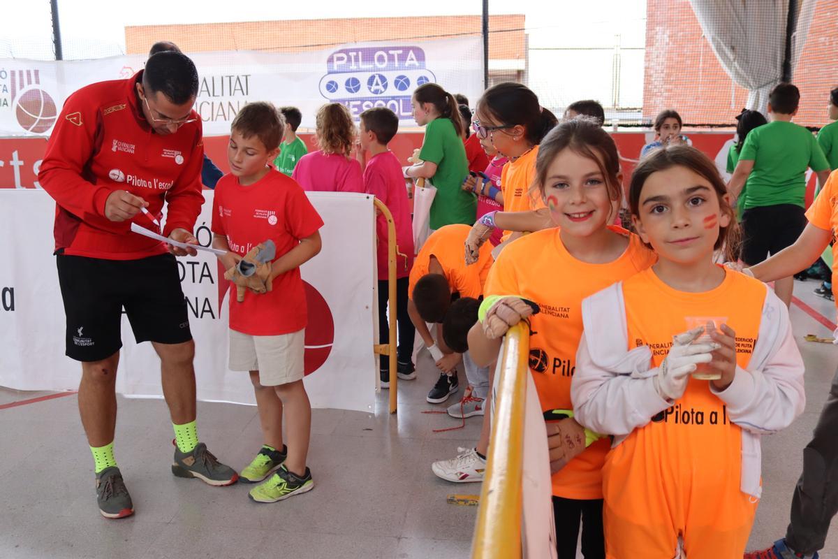 Pilota i diversió es combinen en les Trobades de Primaria a l'Escola.