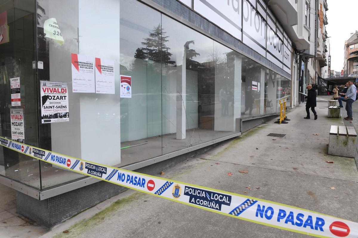 Lunas rotasde una antigua tienda de ropa en la calle Alcalde Puga y Parga