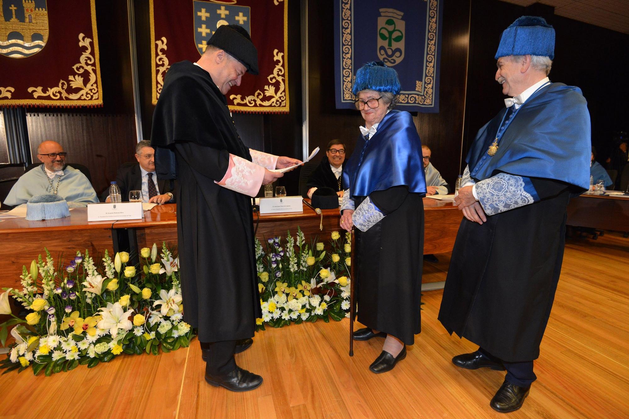 El rector Salustiano Mato, la catedrática Inmaculada Paz Andrade y su padrino José Luis Legido.