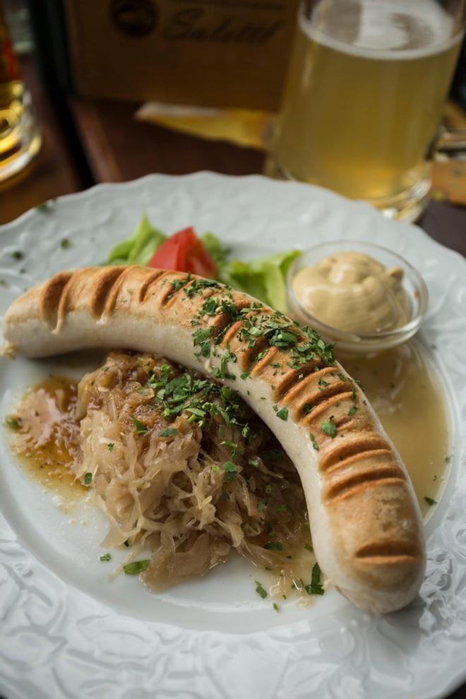 Plato típico de salchicha bratwurst con chucrut