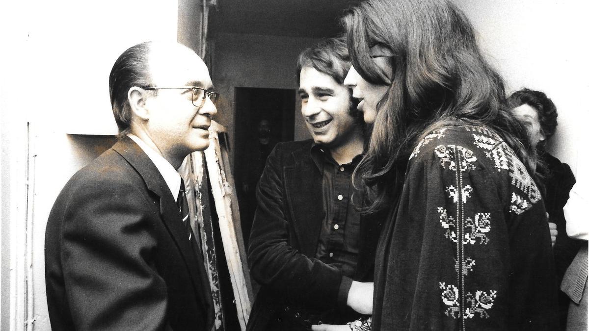 Vicent Andrés Estellés, Ovidi Montllor y Maria del Mar Bonet en los camerinos del Olympia, en París en 1975