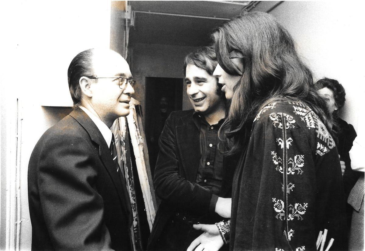 Vicent Andrés Estellés, Ovidi Montllor y Maria del Mar Bonet en los camerinos del Olympia, en París en 1975