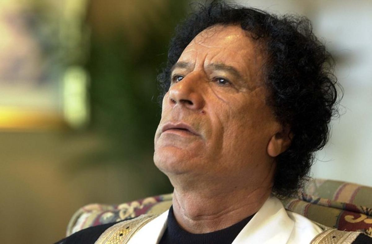 (9/2/2003). Gadafi posa durente un encuentro con el presidente de egipto, Hosni Mubarak, y el de Siria, Bashar Assad.