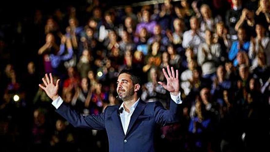 Juan Carlos Navarro saluda el públic durant el seu homenatge abans del partit.