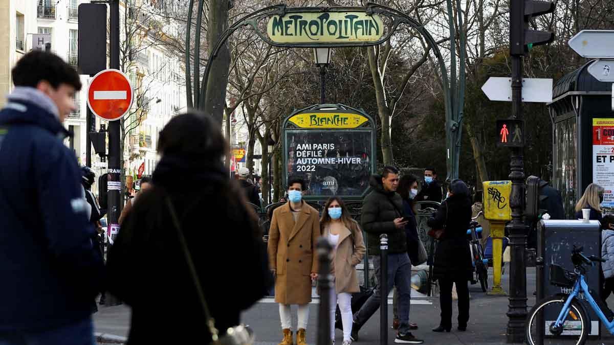 Gente con mascarilla por las calles de París