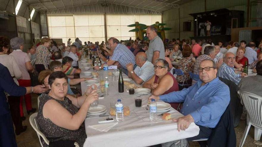 Los comensales en la Festa da Colleita de Castrelo, en Cambados. // Noé Parga