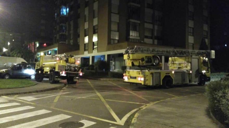 Un hombre intoxicado por inhalación de humo tras arder un coche en un garaje