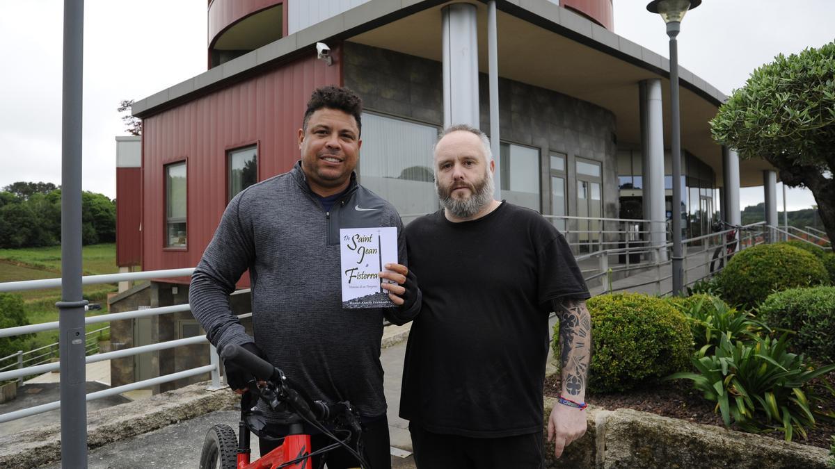 Ronaldo recoge el libro sobre el Camino de manos de su autor, Daniel Antelo.