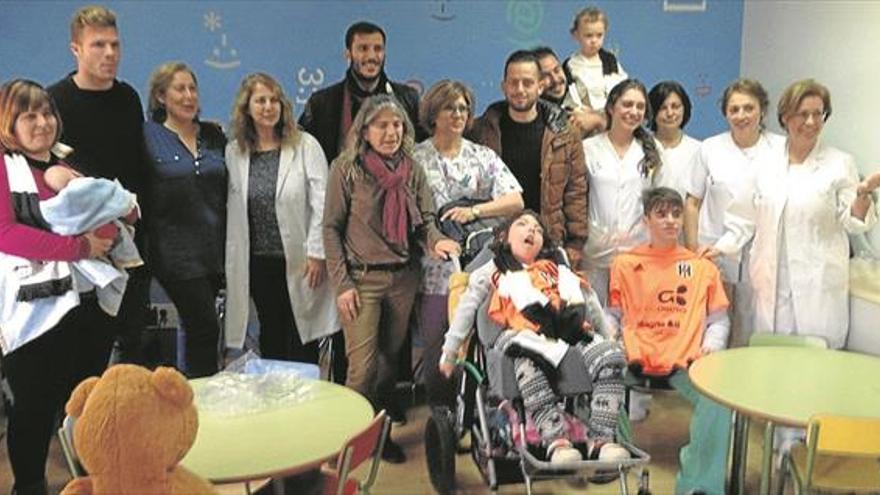 El Mérida genera ilusión en los niños del hospital