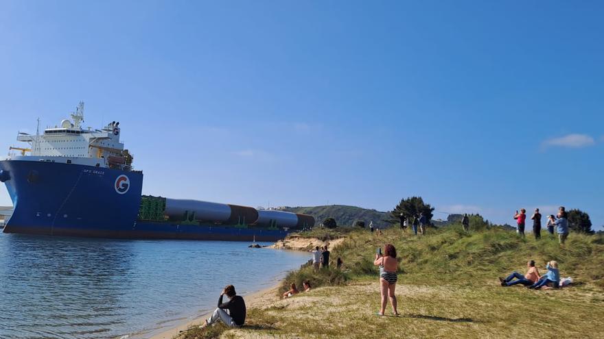 Avilés se vuelca con el &quot;GPO Grace&quot;, el mayor buque visto en la ciudad