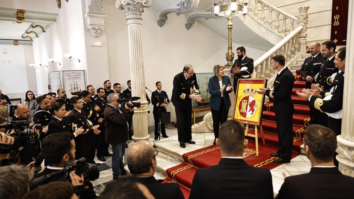 La alcaldesa entrega la bandera de combate al comandante del S-81