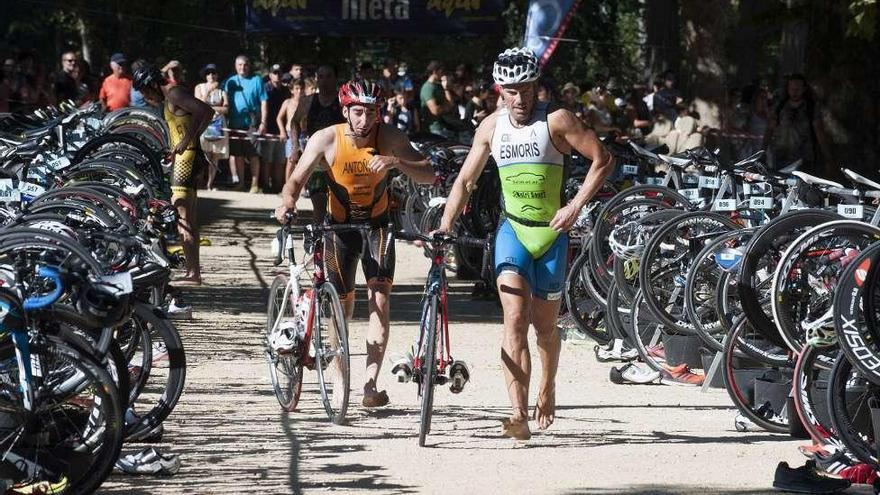 Dos triatletas se preparan para la carrera en bicicleta, ayer en Allariz. // Brais Lorenzo