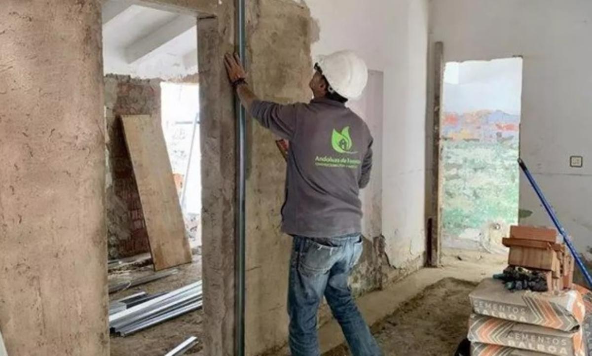 Un profesional de la construcción, en la reforma de una vivienda.