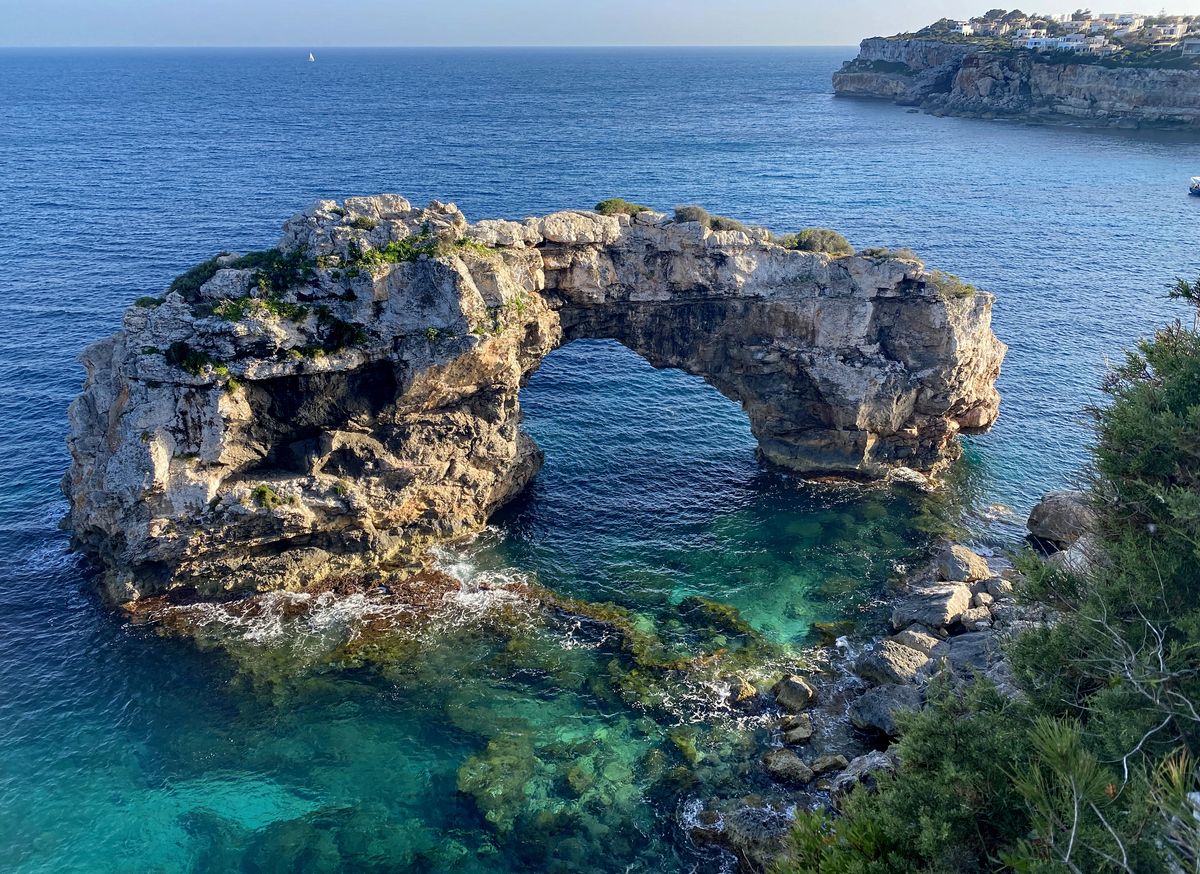 El puente natural de roca Es Pontàs