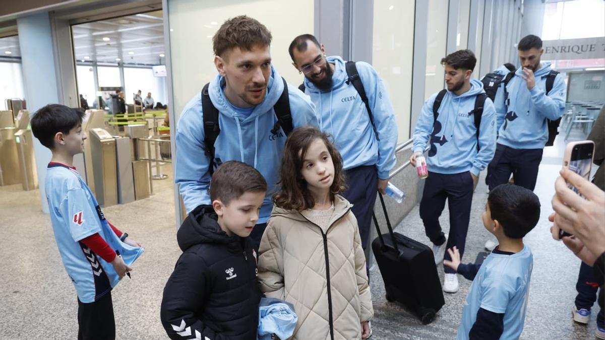 Los celestes partieron hacia Grecia este martes desde Peinador.