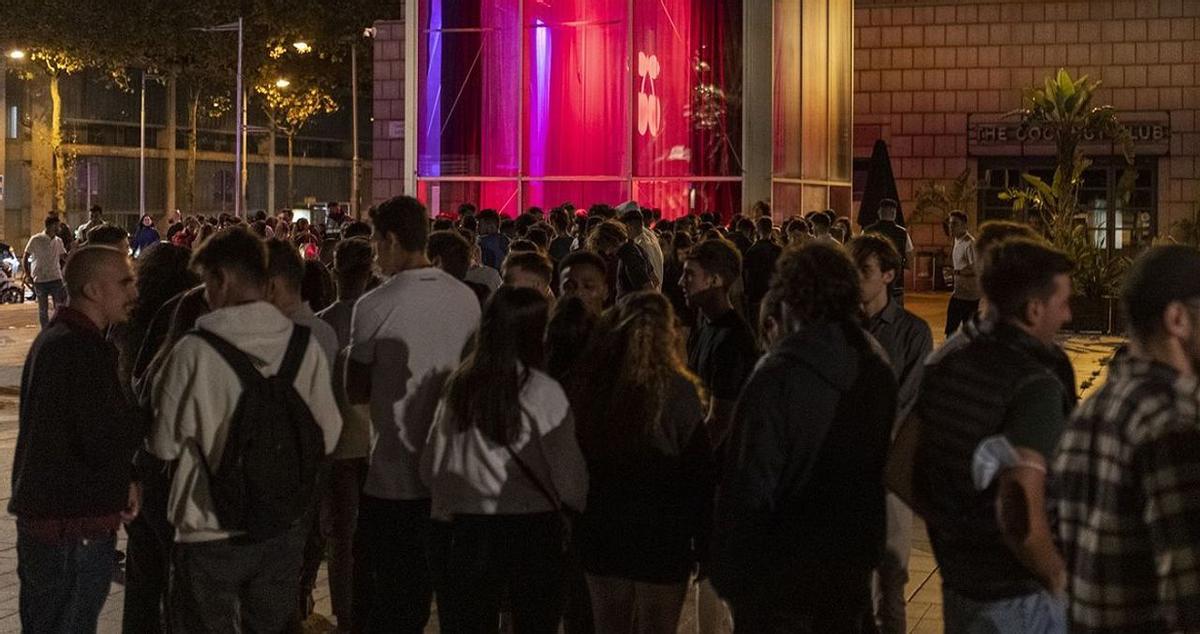 Jóvenes frente a un local de ocio nocturno.