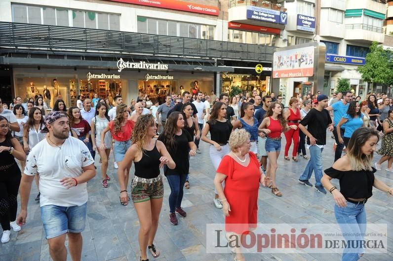 Los bailes latinos salen a la calle en Murcia