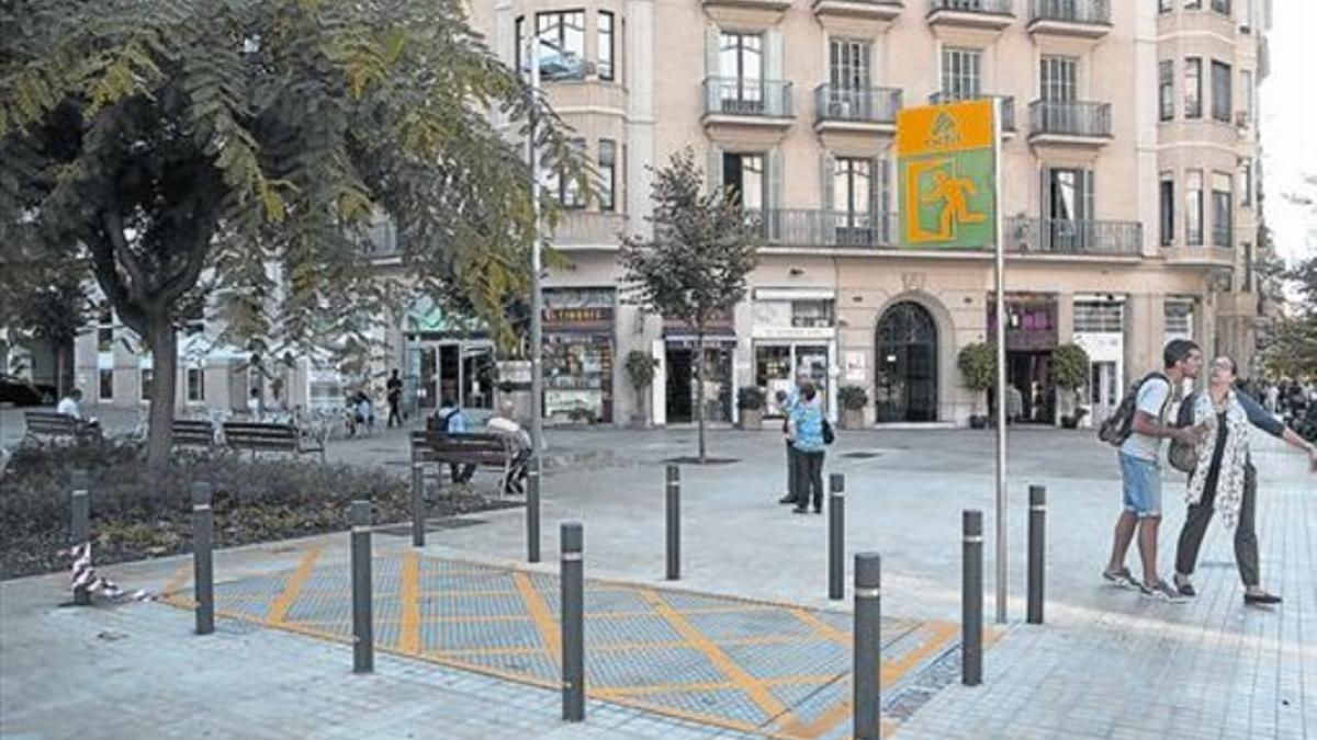 Salida de emergencia del cruce de Provença, Bruc y Diagonal del túnel ferroviario de alta velocidad que cruza el Eixample, el viernes.