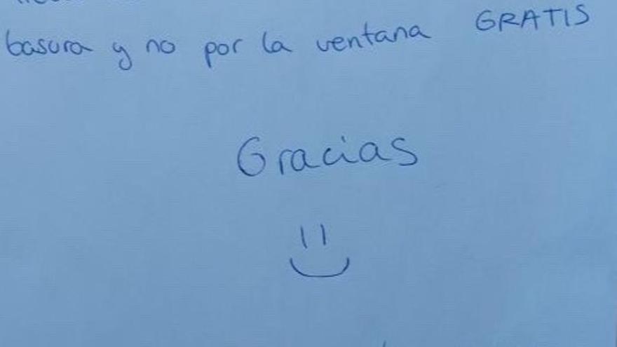 Se quejan de los &quot;vecinos f...&quot; con un cartel que no tiene desperdicio