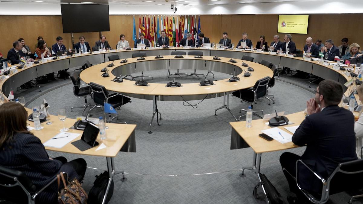Economía lanza el Plan ICEX frente a los aranceles en medio de críticas de las comunidades el PP