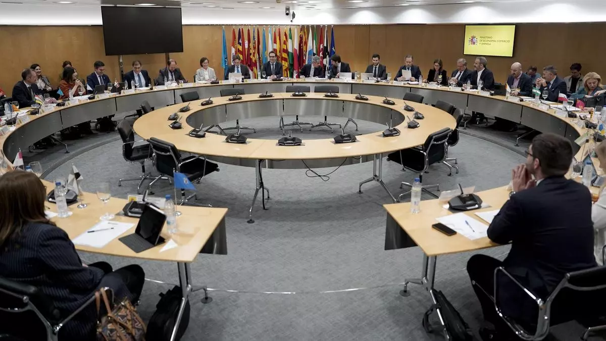 Economía lanza el Plan ICEX frente a los aranceles en medio de críticas de las comunidades del PP