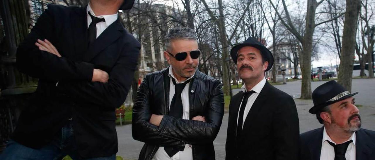 Chus Naves, Xulio Antidio, Alberto Rodríguez y Sergio García, los &quot;Blus Probes&quot;, ayer, en el parque del Muelle de Avilés.