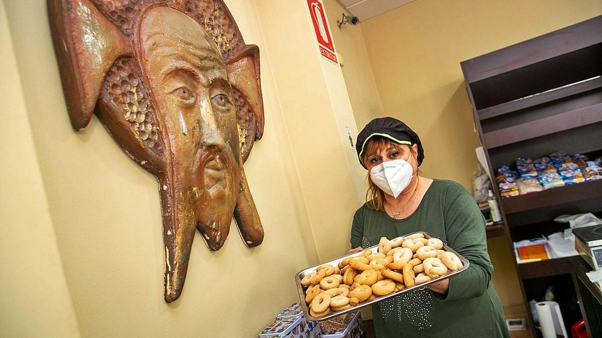 Rollitos de anís, dulce de la Peregrina, en un horno de la pedanía.