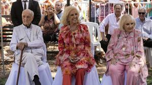 Mirtha Legrand, en el centro, en un acto de homenaje. 