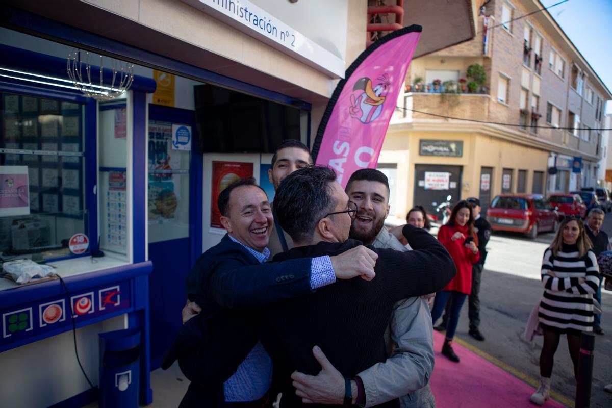 Así han celebrado repartir el Gordo en el Perolo