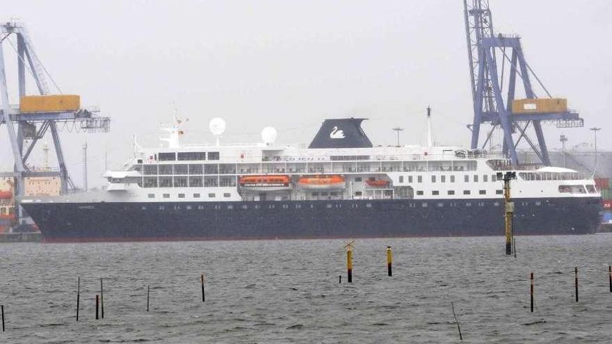 El &quot;Minerva&quot;, de 133 metros de eslora, adentrándose en la ría de Arousa, ayer a mediodía.  // Noé Parga