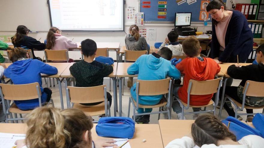El Govern entregarà vals de 100 euros a casa dels alumnes de primària per a gastar en material escolar aquest estiu