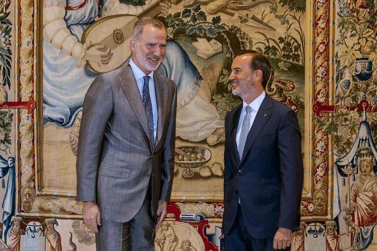 Felipe VI posa junto a Gabriel Le Senne