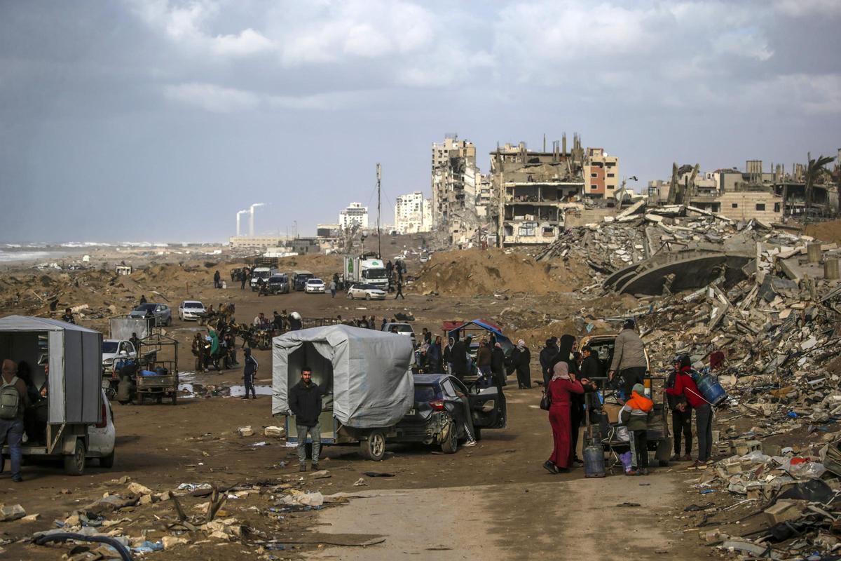Miles de palestinos vuelven al norte de Gaza mientras Trump insiste en hacer de Gaza una Riviera