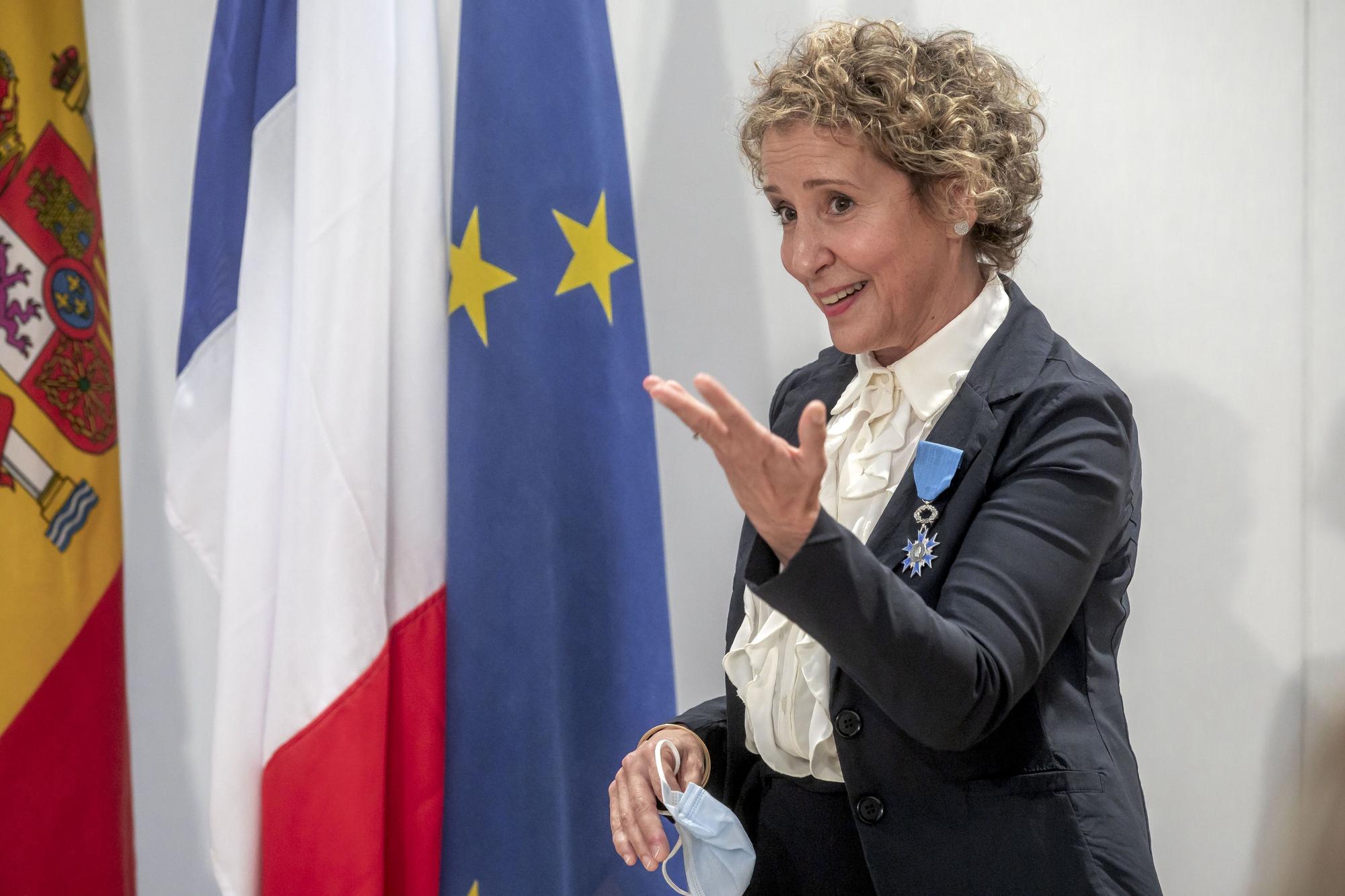 Francia condecora a Aina Calvo por su contribución al desarrollo del Liceo Francés como alcaldesa de Palma