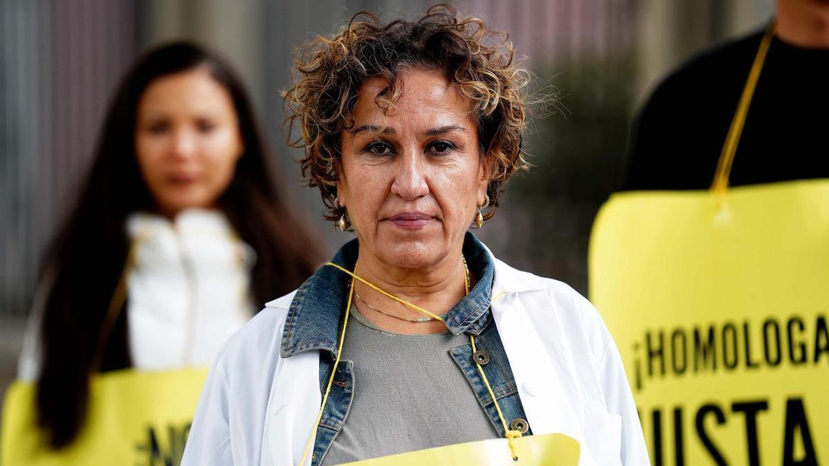 La doctora Rami Ahmadi, en la manifestación de los afectados por las homologaciones, este lunes en Madrid.